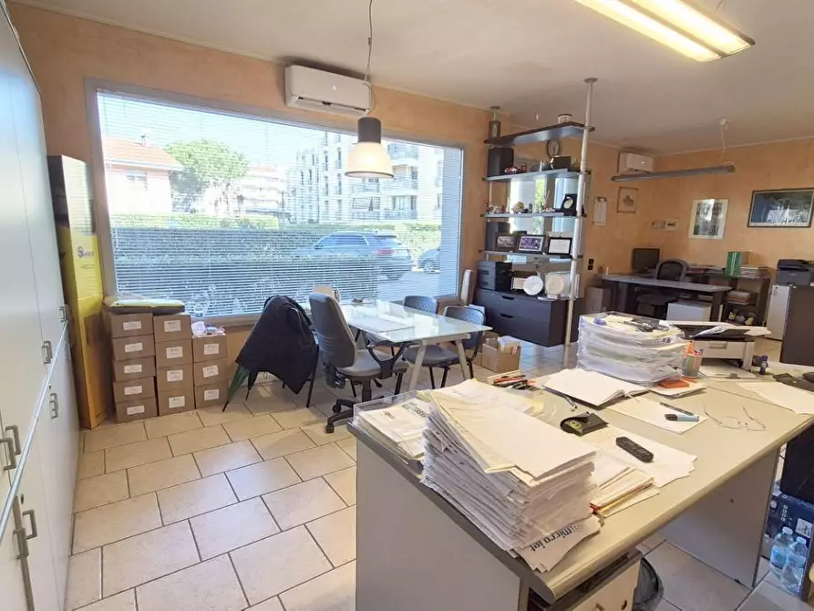 Immagine 10 di Locale commerciale in vendita  a Viareggio