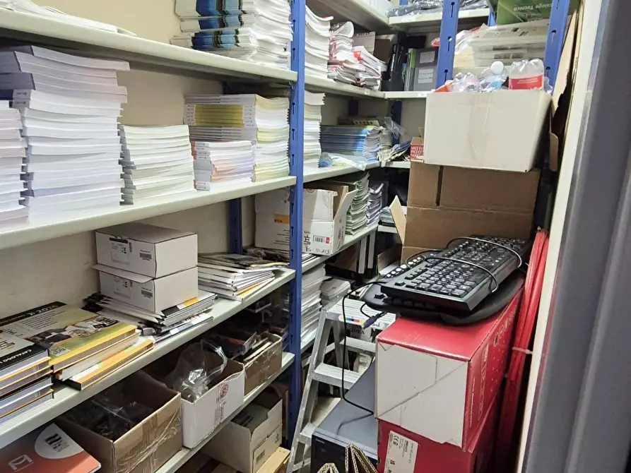 Immagine 17 di Locale commerciale in vendita  a Viareggio