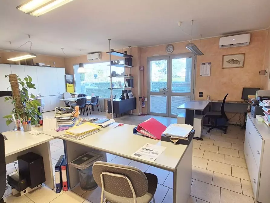 Immagine 8 di Locale commerciale in vendita  a Viareggio