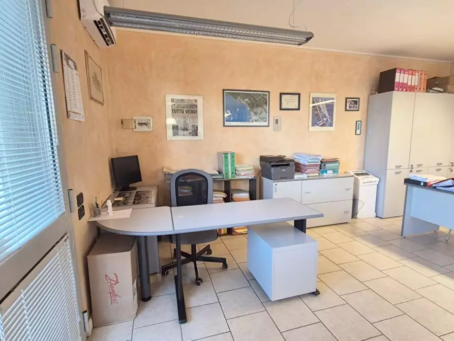 Immagine 4 di Locale commerciale in vendita  a Viareggio