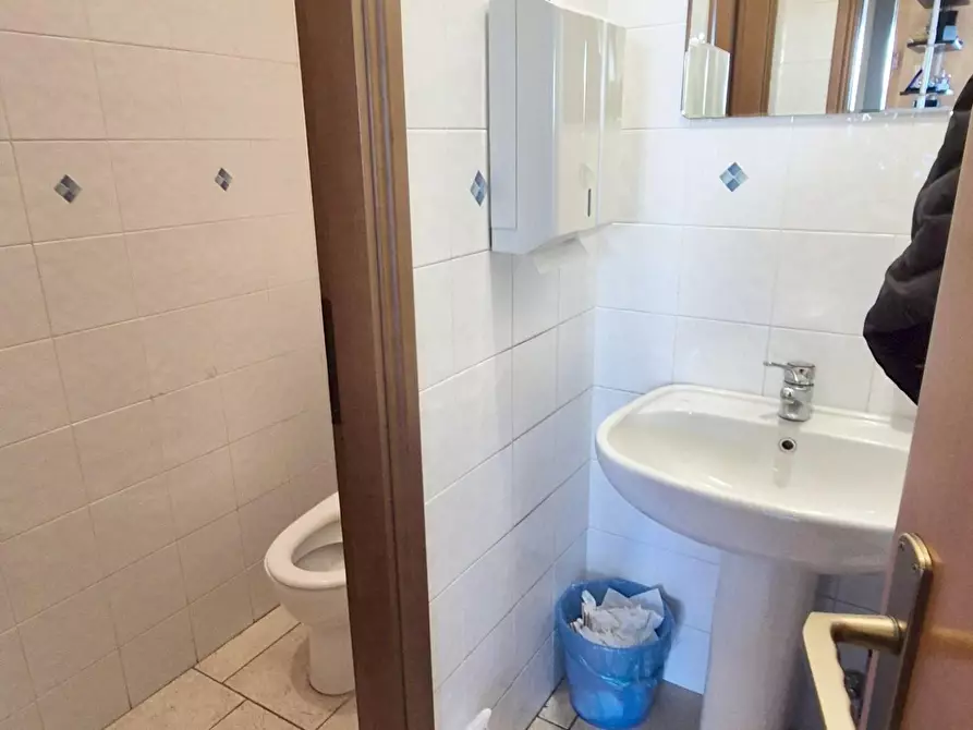 Immagine 19 di Locale commerciale in vendita  a Viareggio