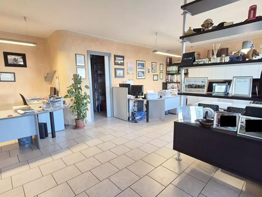 Immagine 1 di Locale commerciale in vendita  a Viareggio