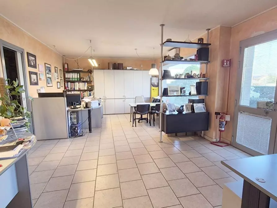 Immagine 5 di Locale commerciale in vendita  a Viareggio