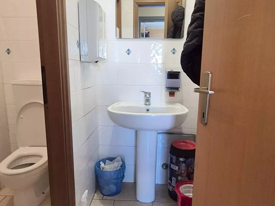 Immagine 18 di Locale commerciale in vendita  a Viareggio