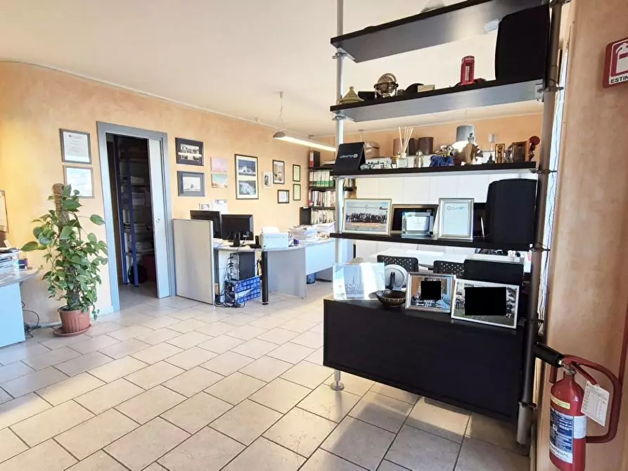 Immagine 2 di Locale commerciale in vendita  a Viareggio