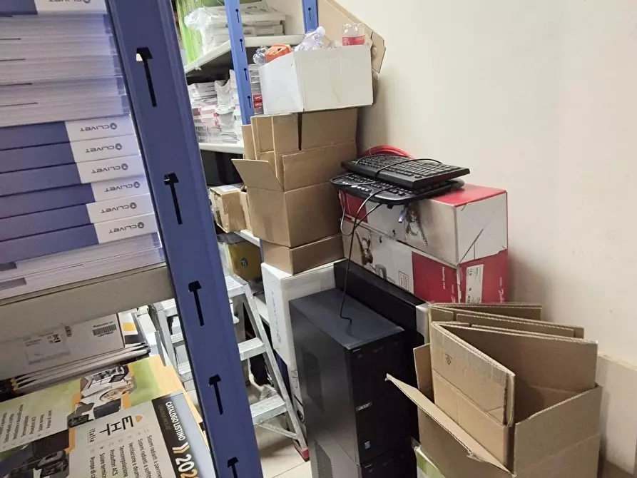 Immagine 23 di Locale commerciale in vendita  a Viareggio