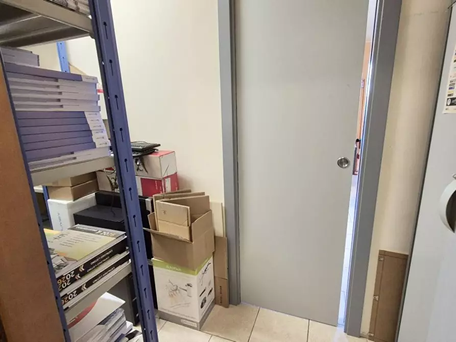 Immagine 24 di Locale commerciale in vendita  a Viareggio