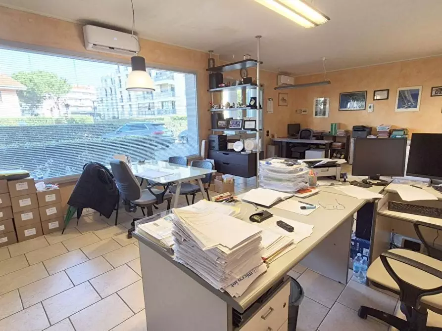 Immagine 11 di Locale commerciale in vendita  a Viareggio