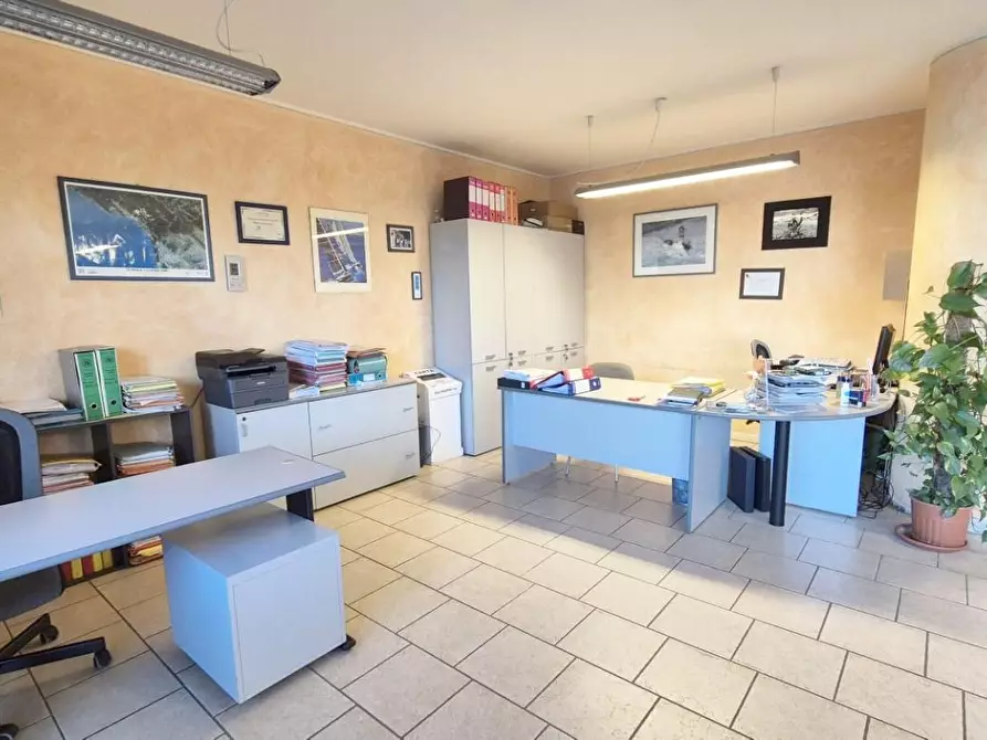 Immagine 3 di Locale commerciale in vendita  a Viareggio