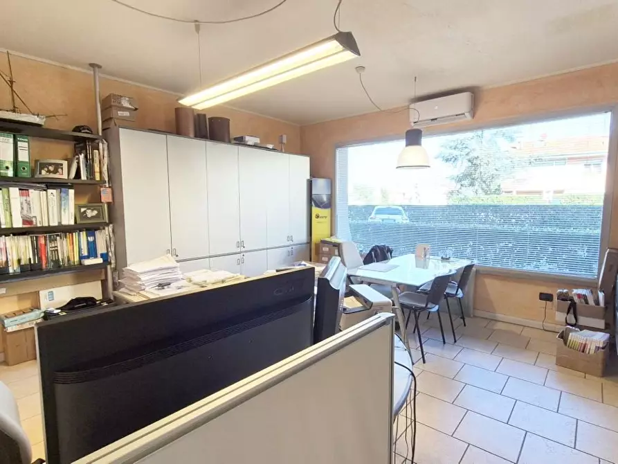 Immagine 30 di Locale commerciale in vendita  a Viareggio