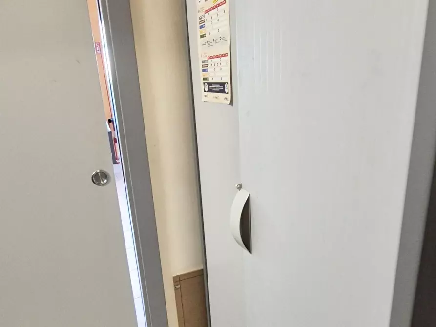 Immagine 25 di Locale commerciale in vendita  a Viareggio