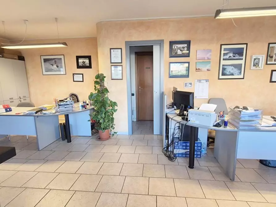 Immagine 15 di Locale commerciale in vendita  a Viareggio