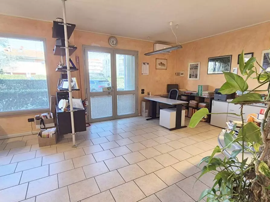 Immagine 28 di Locale commerciale in vendita  a Viareggio