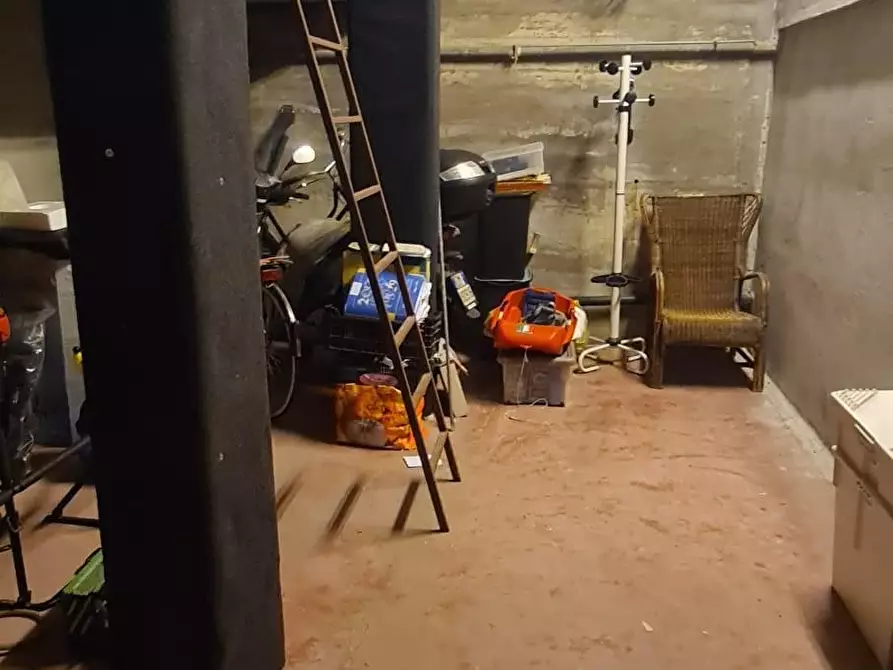 Immagine 1 di Garage in vendita  a Livorno