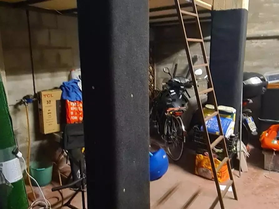 Immagine 2 di Garage in vendita  a Livorno