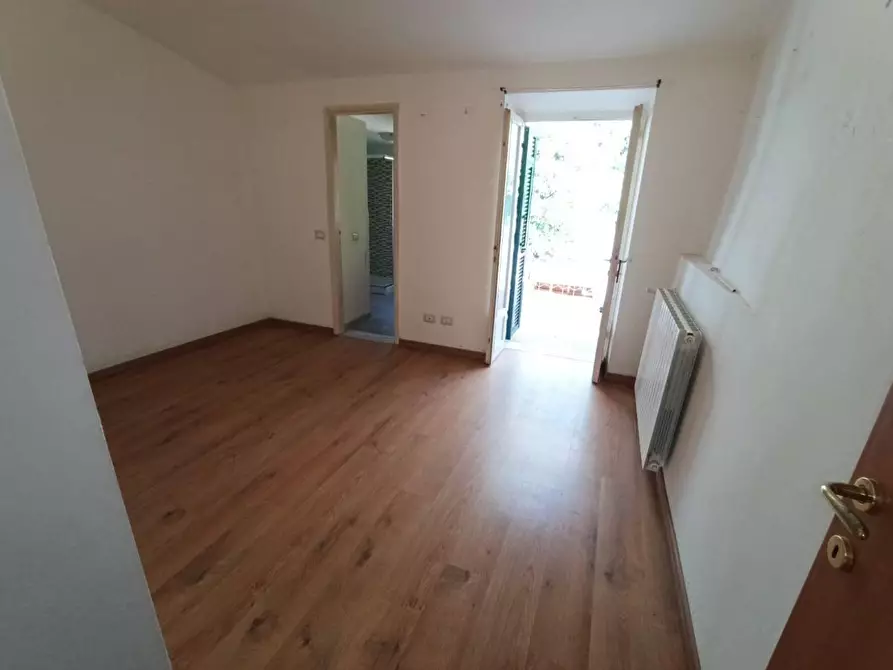 Immagine 10 di Porzione di casa in vendita  a Massa