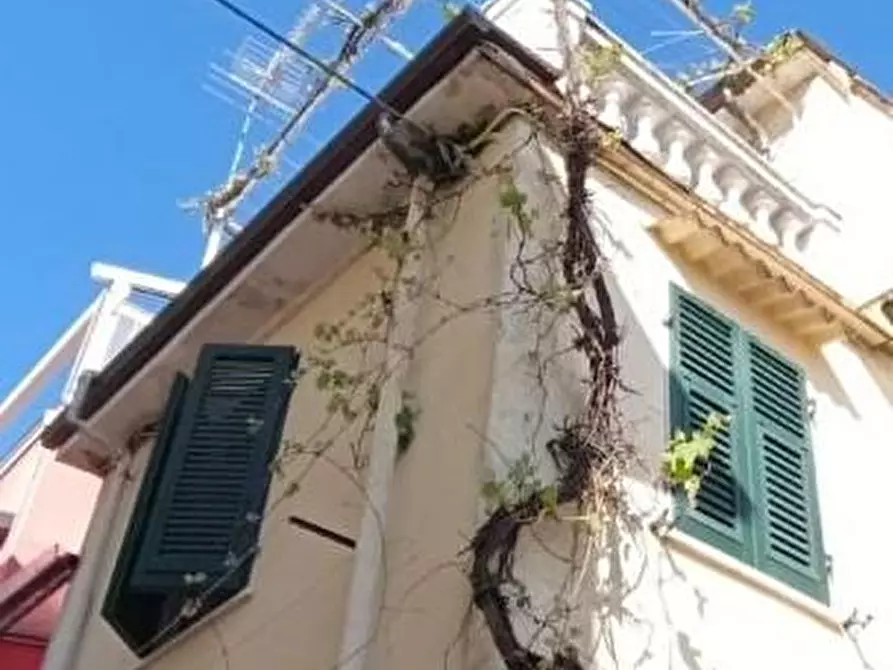 Immagine 1 di Porzione di casa in vendita  a Massa
