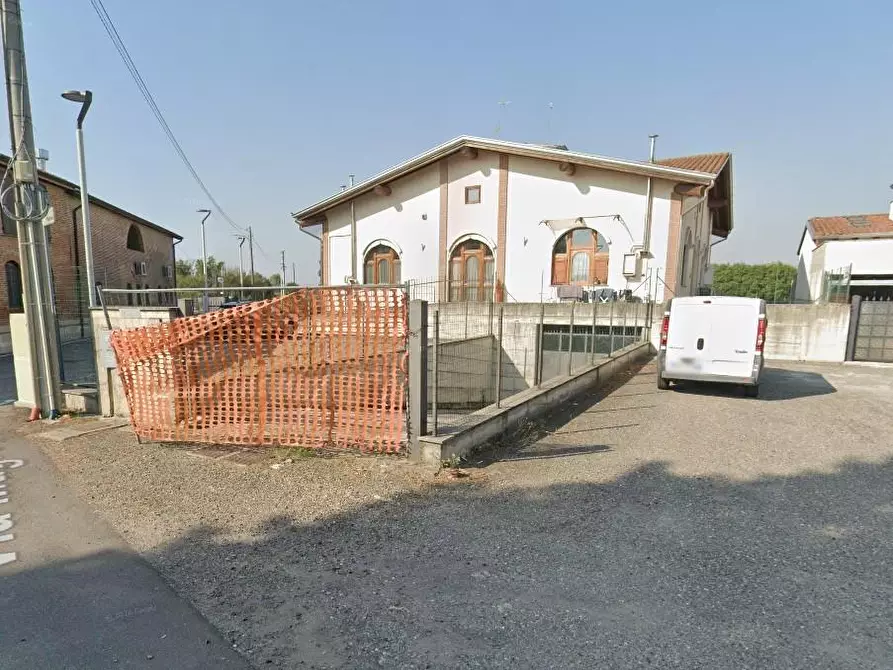 Immagine 1 di Magazzino in vendita  a Badia Pavese
