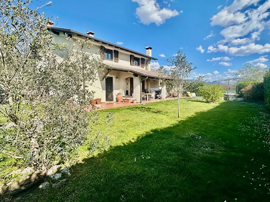 Immagine 1 di Casa indipendente in vendita  a Carrara