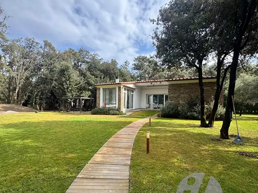 Immagine 2 di Villa in vendita  a Pietrasanta