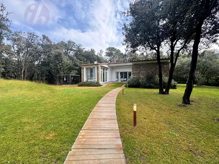 Immagine 1 di Villa in vendita  a Pietrasanta