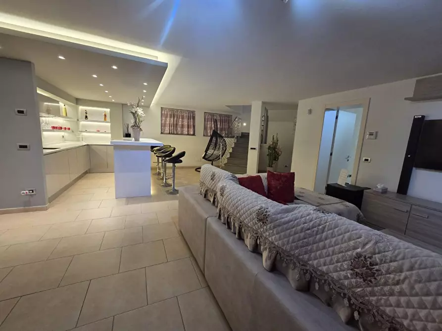 Immagine 5 di Villa in vendita  a Capannori