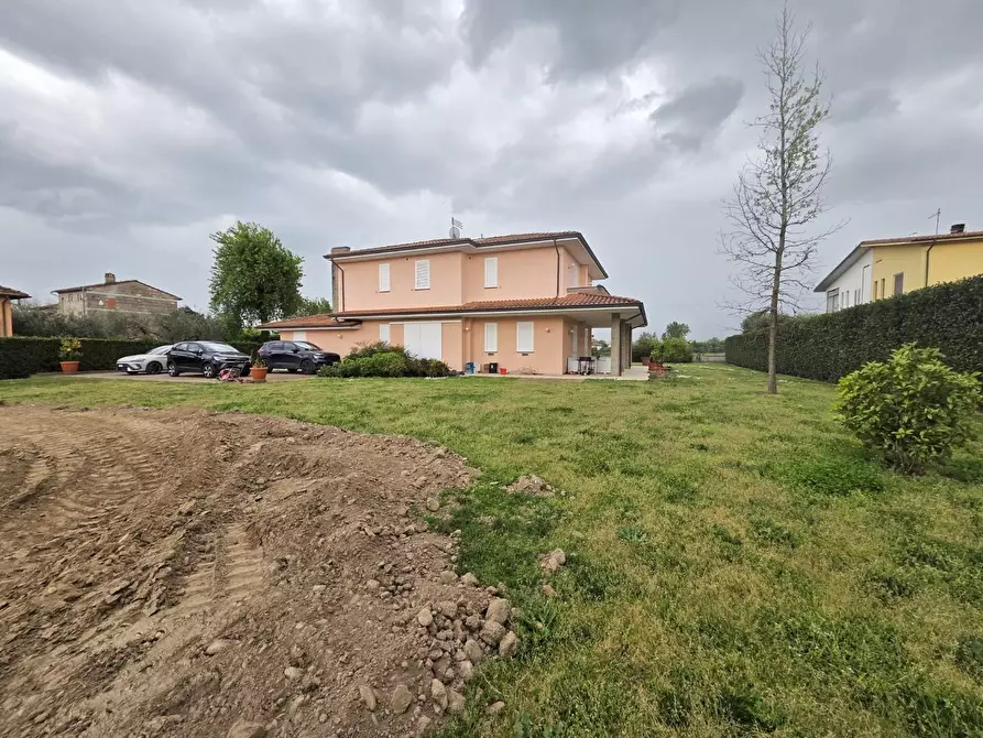 Immagine 48 di Villa in vendita  a Capannori