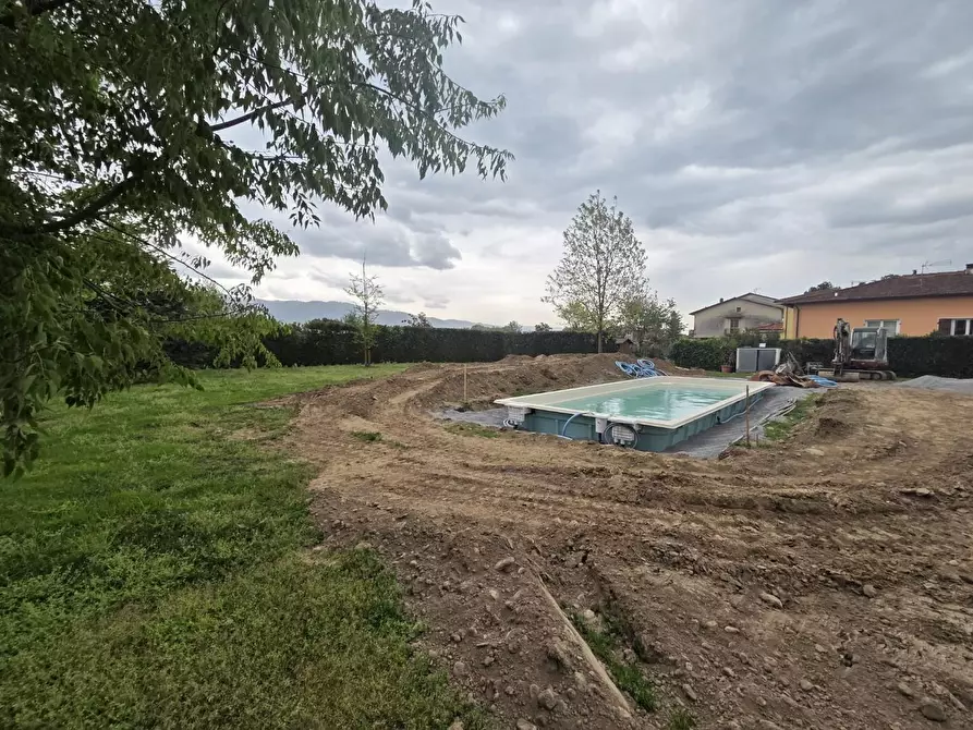 Immagine 33 di Villa in vendita  a Capannori