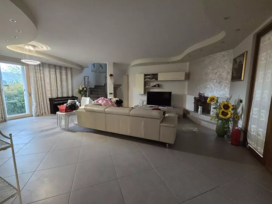 Immagine 50 di Villa in vendita  a Capannori