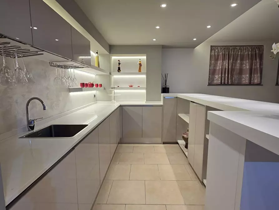 Immagine 49 di Villa in vendita  a Capannori