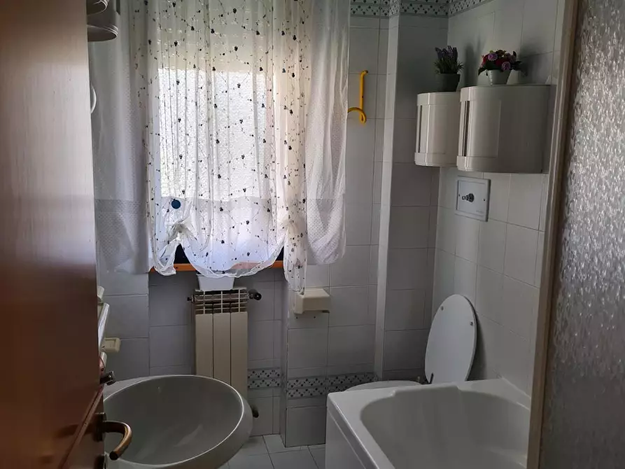 Immagine 13 di Appartamento in affitto  a Massa