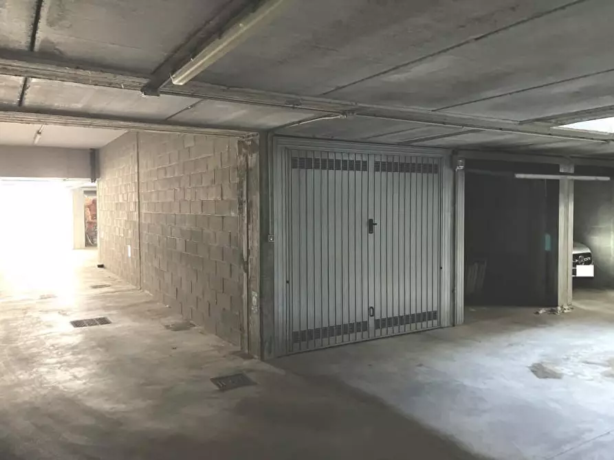 Immagine 2 di Garage in vendita  a Lissone