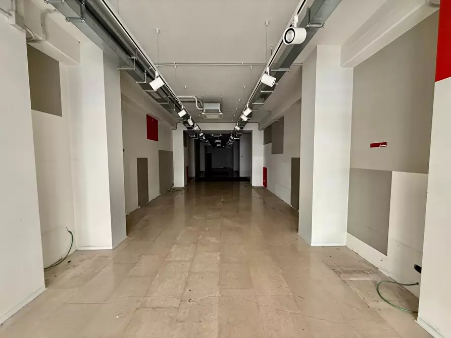 Immagine 3 di Negozio in affitto  a Pontedera