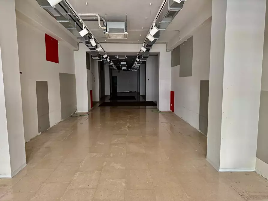 Immagine 2 di Negozio in affitto  a Pontedera