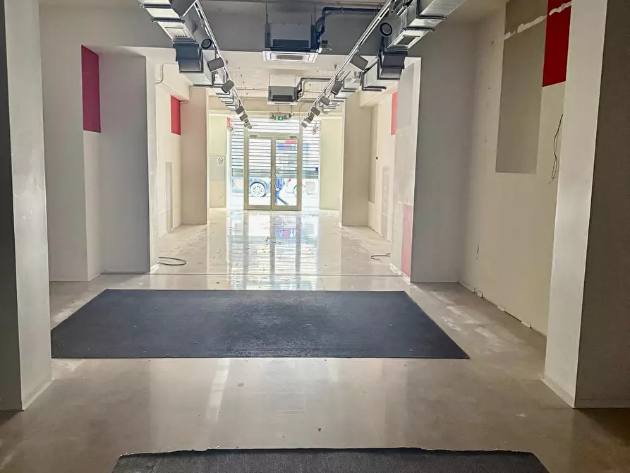 Immagine 1 di Negozio in affitto  a Pontedera