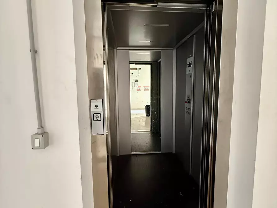 Immagine 6 di Negozio in affitto  a Pontedera