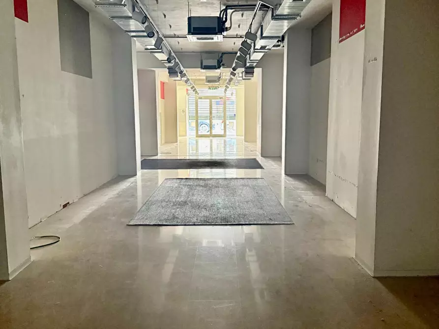 Immagine 4 di Negozio in affitto  a Pontedera