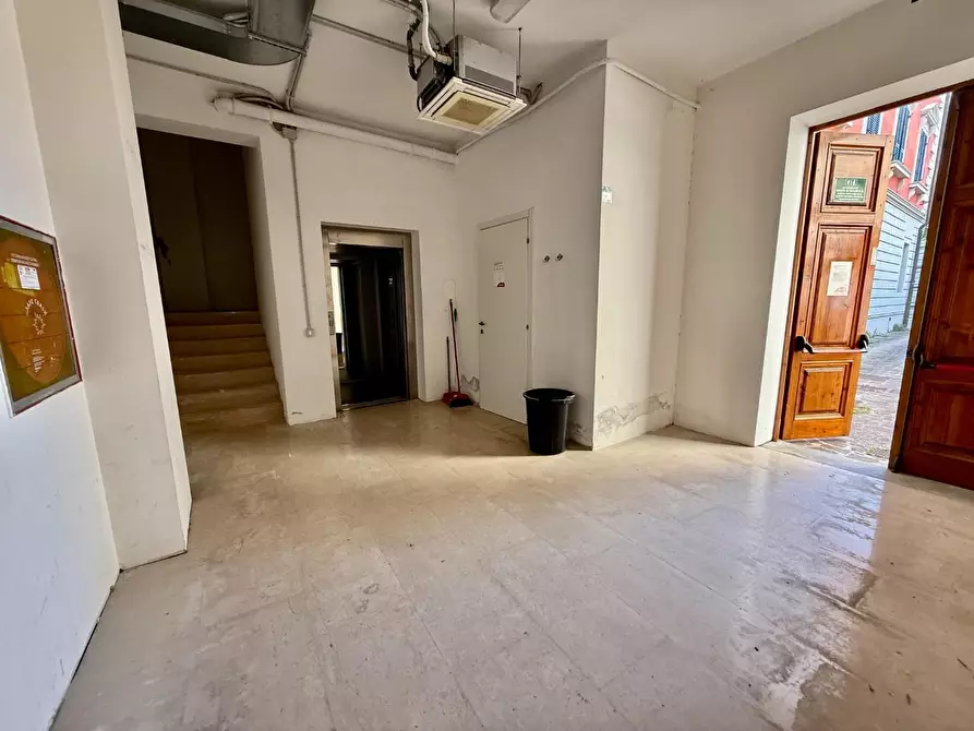 Immagine 5 di Negozio in affitto  a Pontedera