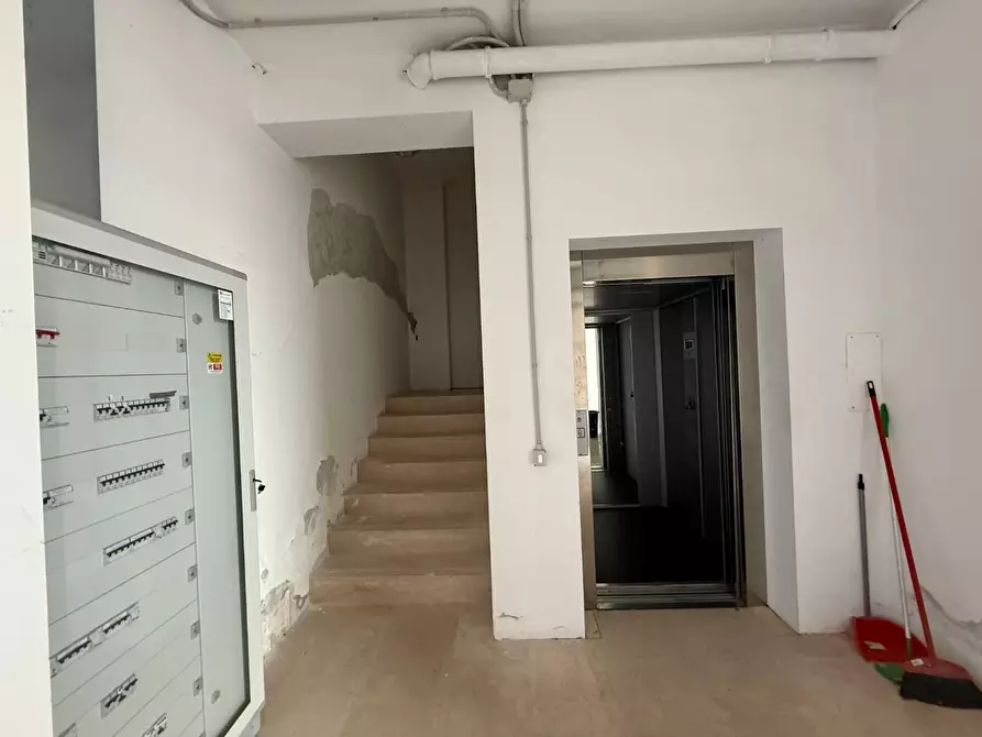 Immagine 7 di Negozio in affitto  a Pontedera
