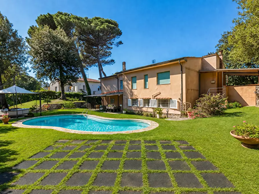 Immagine 1 di Villa in vendita  a Pisa
