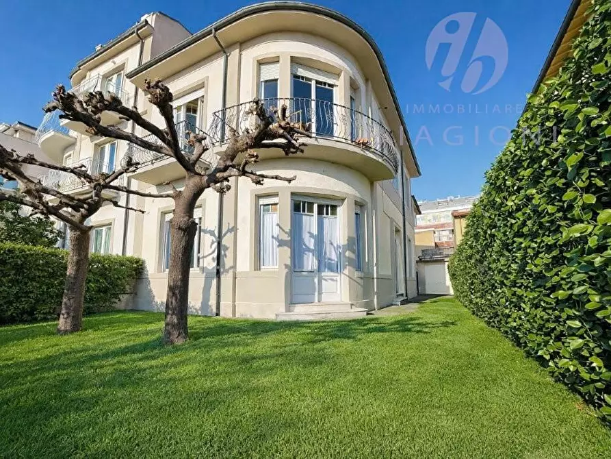 Immagine 1 di Casa bifamiliare in vendita  a Camaiore