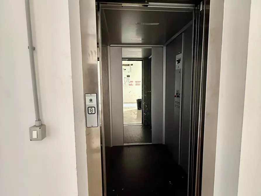 Immagine 4 di Capannone industriale in affitto  a Pontedera