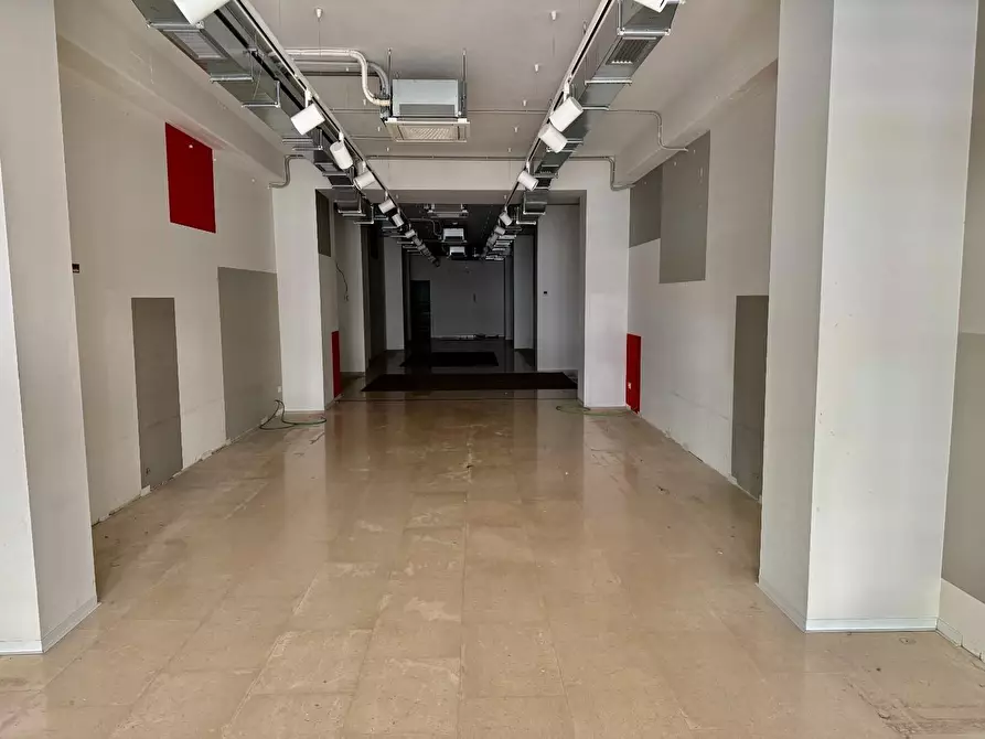 Immagine 2 di Capannone industriale in affitto  a Pontedera