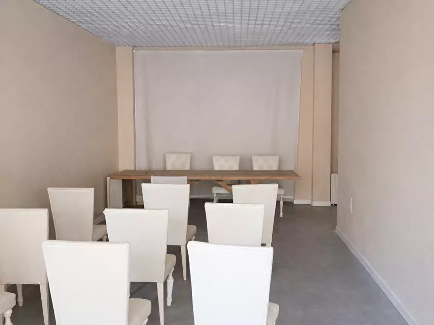 Immagine 2 di Negozio in affitto  a Pontedera