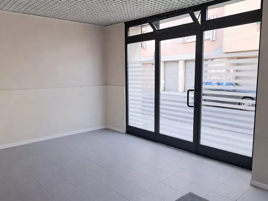 Immagine 4 di Negozio in affitto  a Pontedera