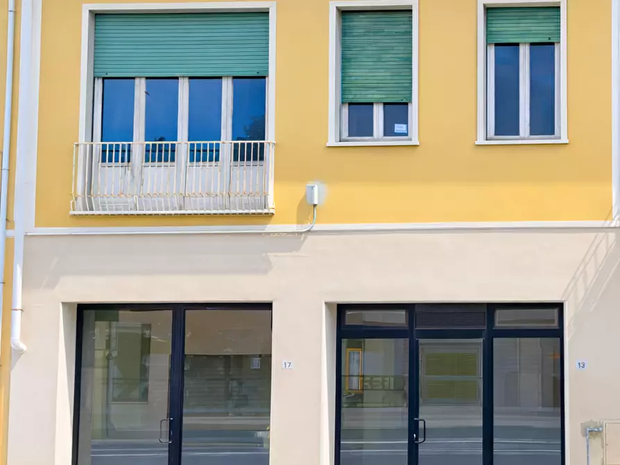 Immagine 1 di Negozio in affitto  a Pontedera