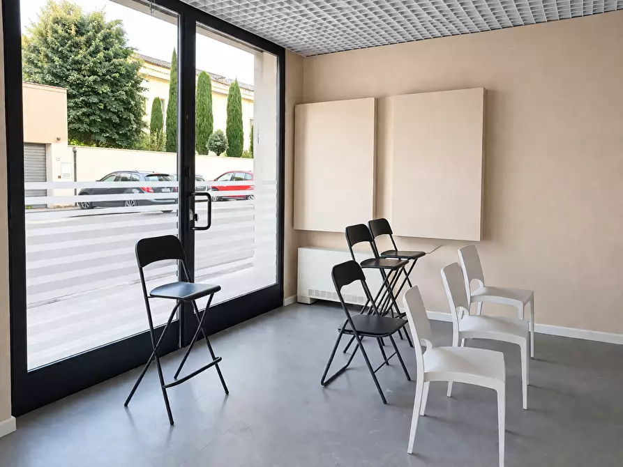 Immagine 9 di Negozio in affitto  a Pontedera