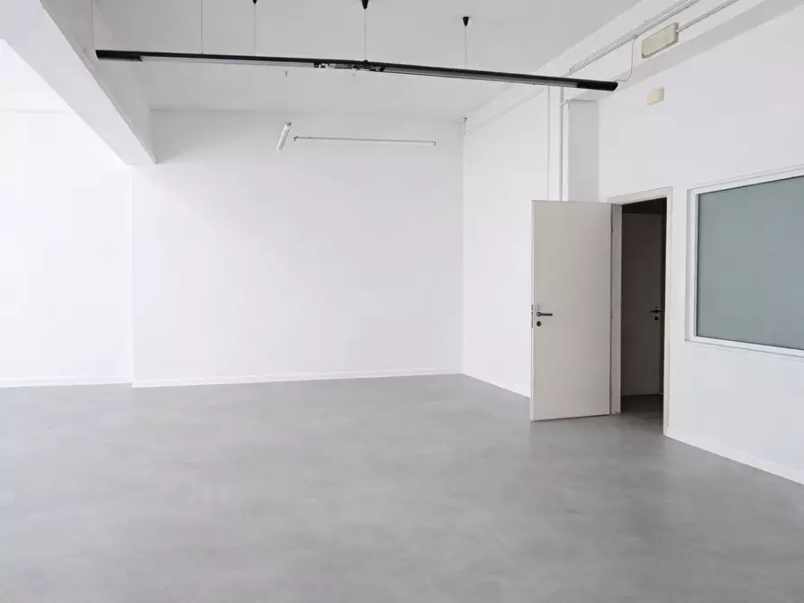 Immagine 5 di Negozio in affitto  a Pontedera