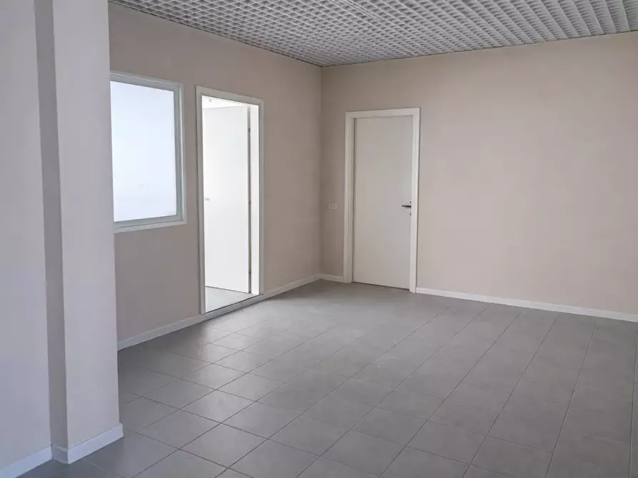 Immagine 6 di Negozio in affitto  a Pontedera