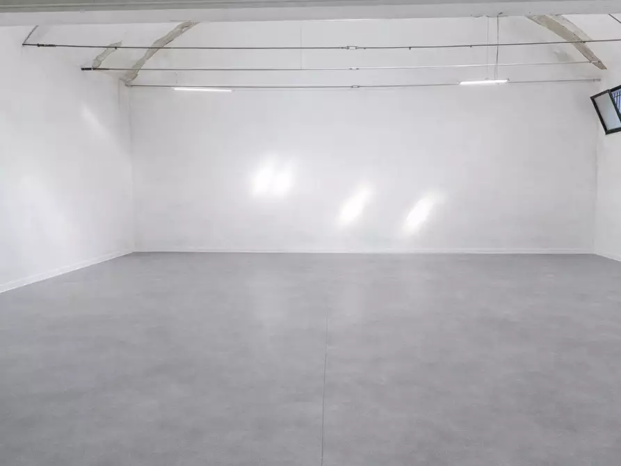 Immagine 10 di Negozio in affitto  a Pontedera